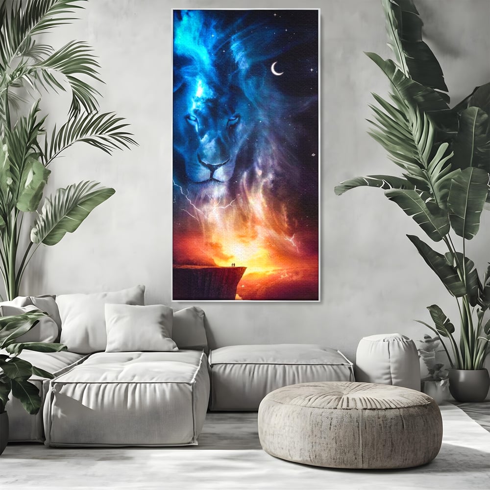 Tablou canvas cu tablou canvas cu leu in univers, in rama de aluminiu argintiu, pe perete intr-un living